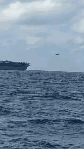 这个画面要是被“大殖子”看到，他们又得喷了:快看，歼-35降落福建号甲板时失败了