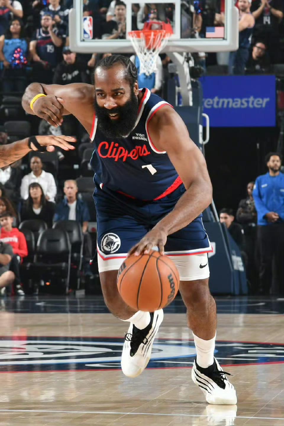 真是难兄难弟！！今日输球不输人的2位球星！！
哈登:36岁，薪水3918万美元。