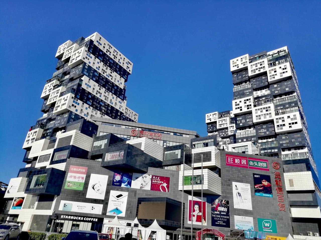 一个张译，
一个郭京飞，
演技捧过了。
演什么都是那个表情，
哪出戏都还是那个人