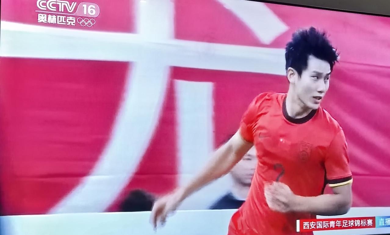 李新翔造点，向余望点球命中！1：1，U23国足顽强扳平比分！最终，中国队战平朝鲜