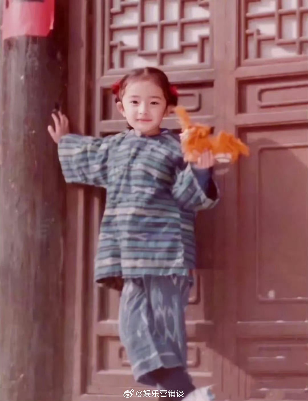 杨幂这张和小时候一模一样儿时的青涩可爱搭配天生的好底子，长大之后褪去稚气，直接蜕