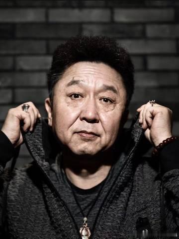 于谦的叛逆期持续了50年谦大爷追书上头直接通宵到四点，还细致翻看星座分析性格，天