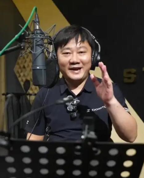 张雪跟高德合作了？高德拿了500块，让张雪录个语音，本来说得好好的。张雪都坐上录