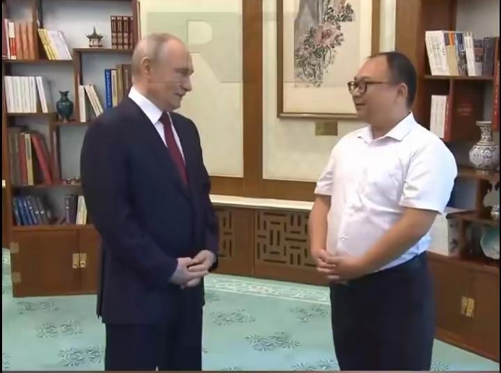 26年前，12岁的岳阳男孩彭湃在北海公园被普京抱起亲吻，一张老照片定格了跨越国界