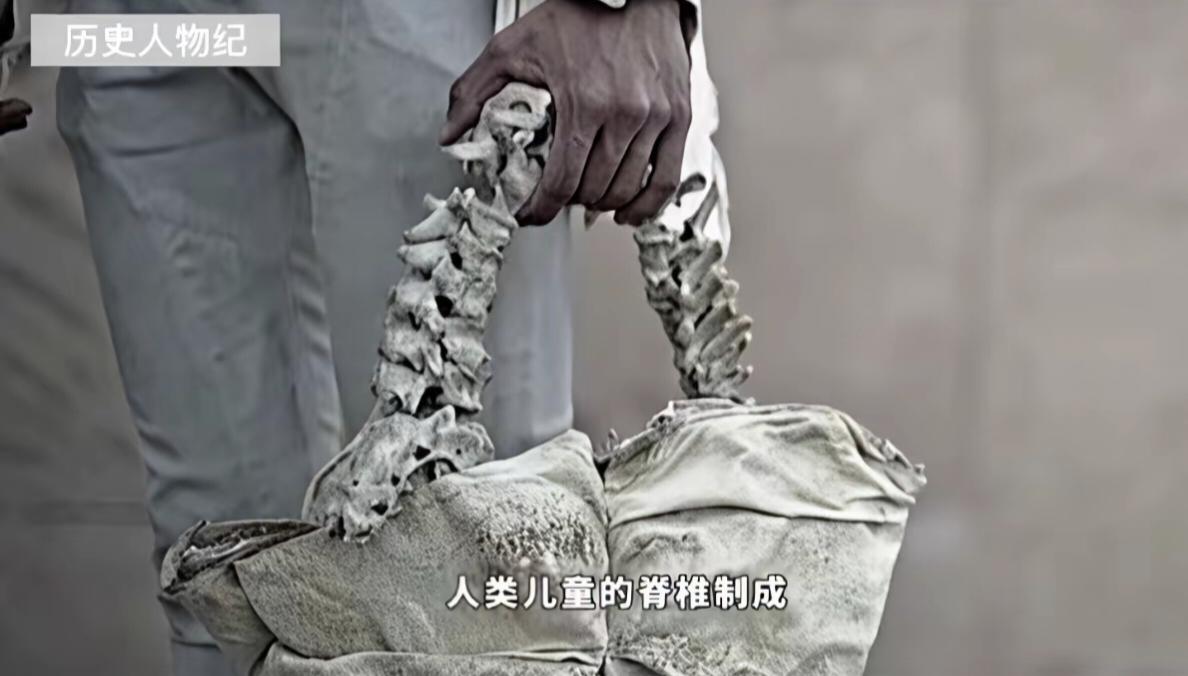 用婴儿脊椎做的手提包、手玩是头骨，这是文明的灯塔打着“先锋潮流”的幌子，无视生命
