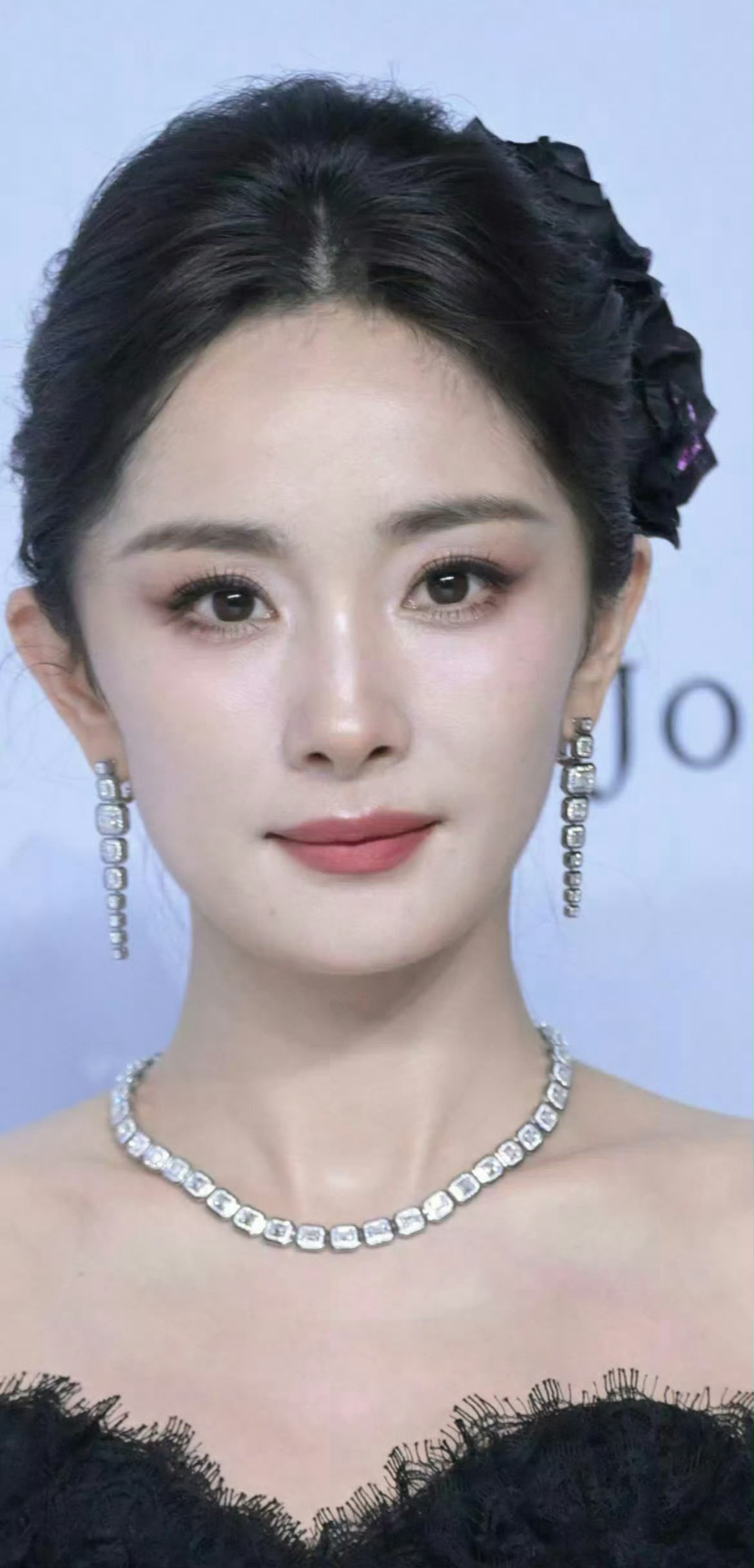 金鹤龙给杨幂化的降温妆金鹤龙他最开始就是靠给杨幂化妆火的，之前凭借GQ活动上杨幂