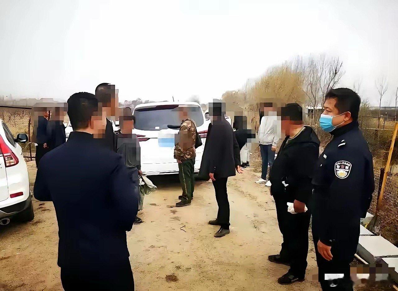 一位小伙在玉米地里抓到了一条剧毒五步蛇。小伙子把抓到的蛇带到市场去卖，被人举报。