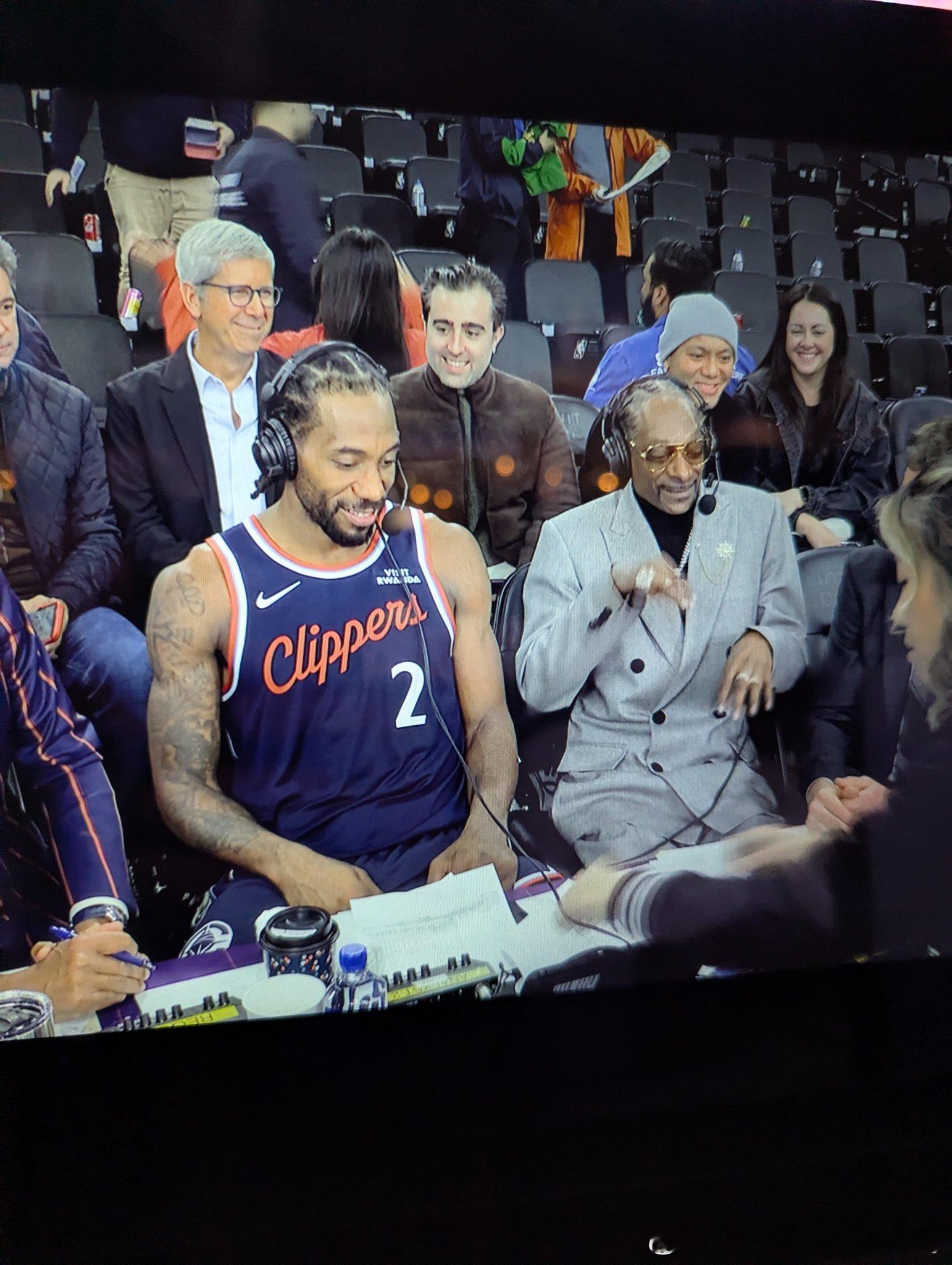 比赛结束后小卡和说唱歌手狗哥一起坐在技术台上不过小卡能受得了狗哥身上🌿的味吗