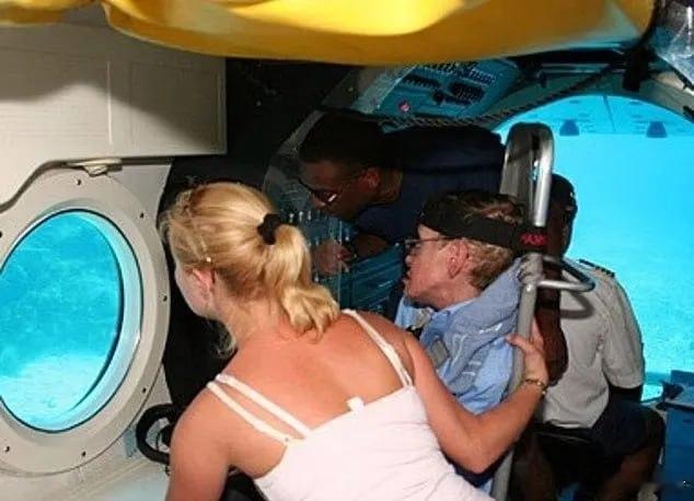 爱泼斯坦案曝光霍金与比基尼女子合影霍金的亲属透露，照片中站在他身旁的几位身穿比基