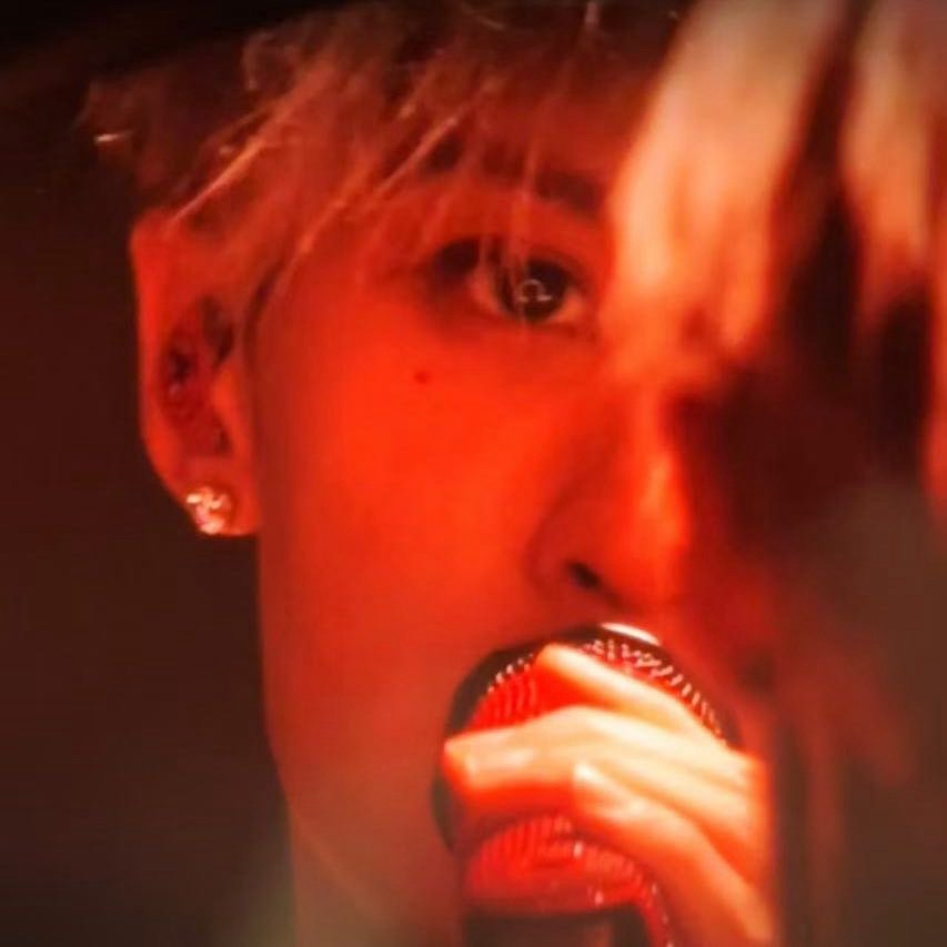 檀健次这泪痣是模仿白敬亭的吗？就连位置都很相似 ​​​