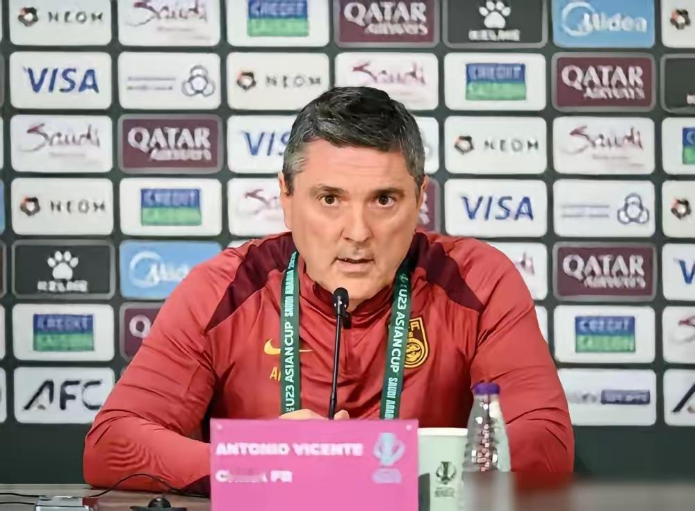 太难得！国足挖出真神帅！带队破22年纪录，薪资让步不图钱，这才是我们要的教练
 