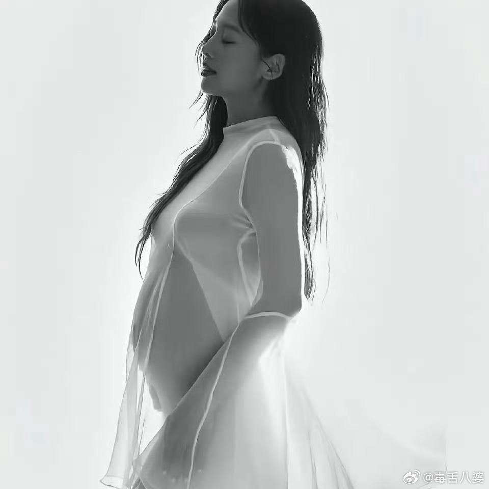 鬼鬼晒母女合照鬼鬼第一次晒女儿正面照了！小姑娘好可爱，大眼睛跟她妈妈一模一样。她