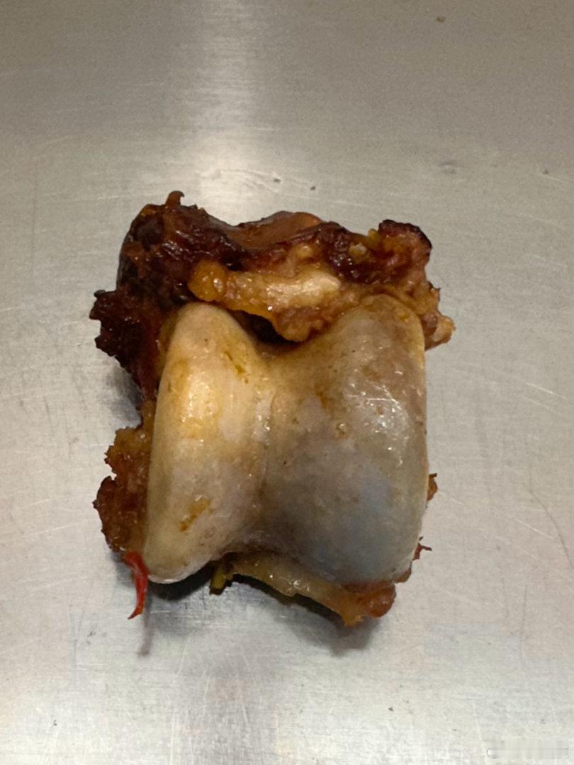 吃二层楼的“编豪华”的隆江猪脚饭，剩下这块骨头，想起小时候（读小学时），和同学们