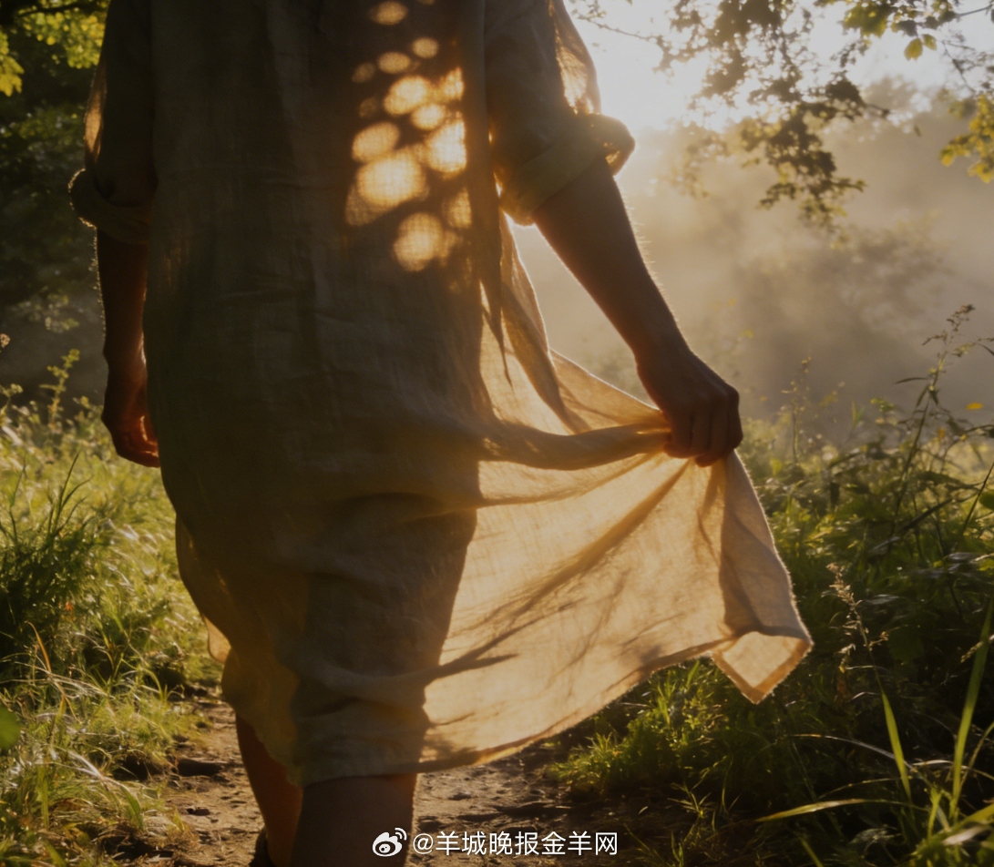 #早安# 清晨走在乡间小道，风带着草木的清香，阳光温柔地洒在肩头，慢慢走，感受这