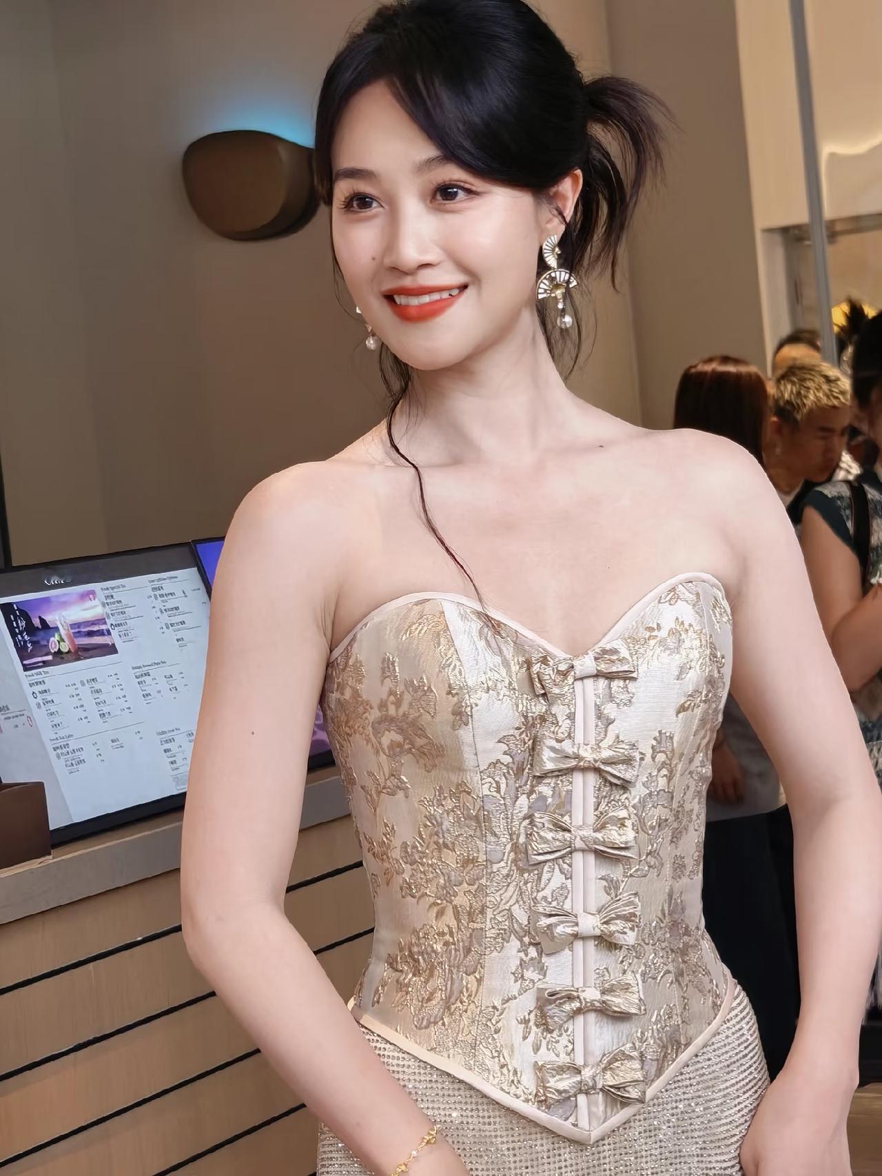 今天第一大笑话，
蓝盈莹是恋爱脑，
就算是她没了事业，没了钱生活，她也不会是恋爱