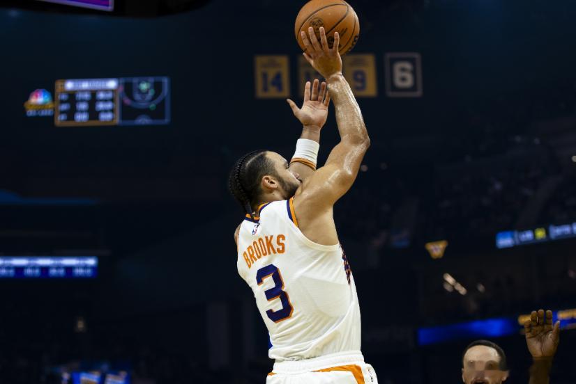 NBA常规赛，太阳132-108轻松击败湖人。赛后湖人名宿沃西在节目中点评了狄龙