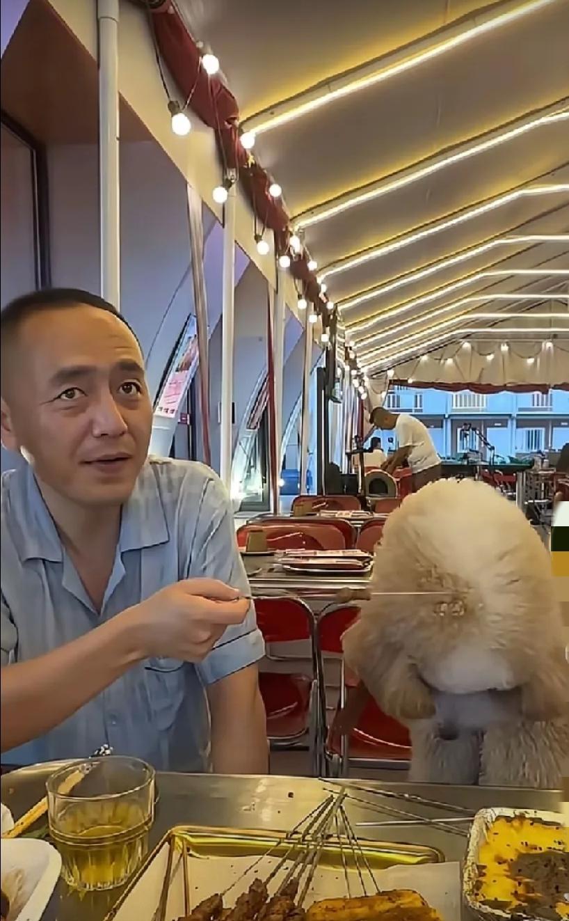 这家餐厅火了！
不是生意火了，而是生意彻底凉透了！

涉事餐厅为潮阿亮烤翅，事发