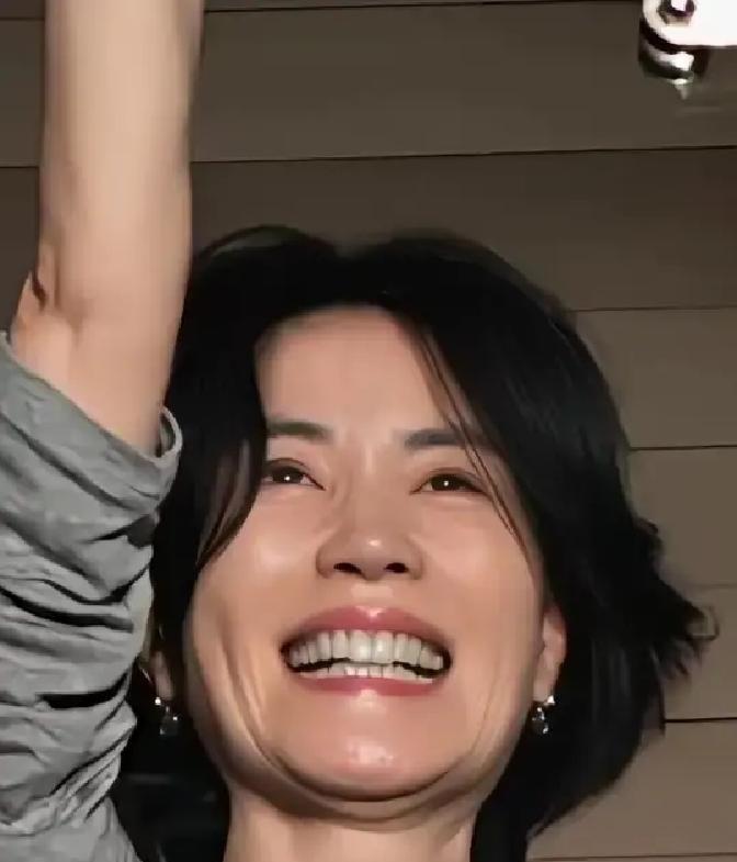 普通老烟枪一张嘴，牙是黄的，缝是黑的，靠近牙根那圈跟糊了层烟油子似的。可你看王菲