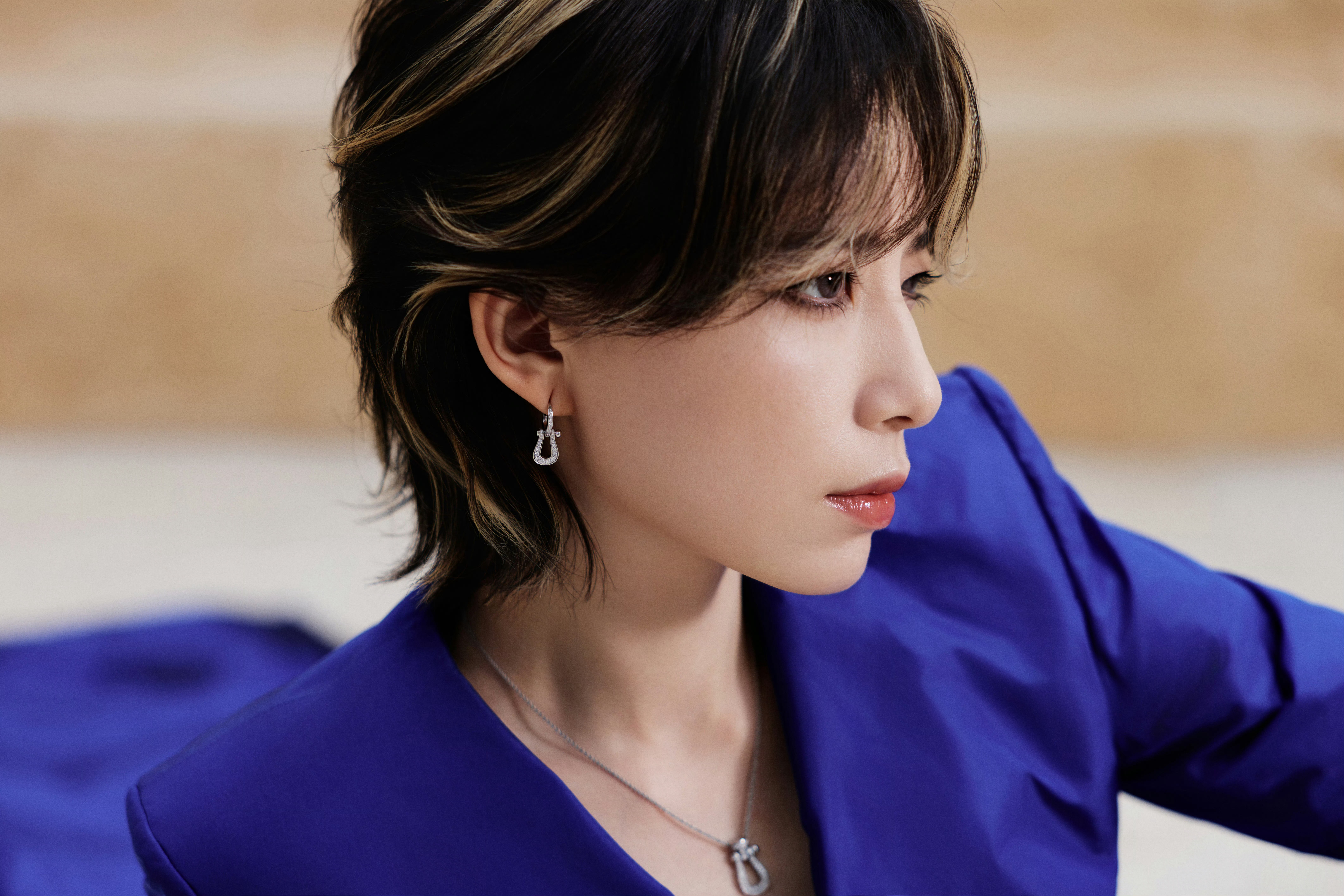 李斯丹妮西装有2米长拖尾李斯丹妮克莱因蓝西装 李斯丹妮每一次都把西装穿得好帅啊 