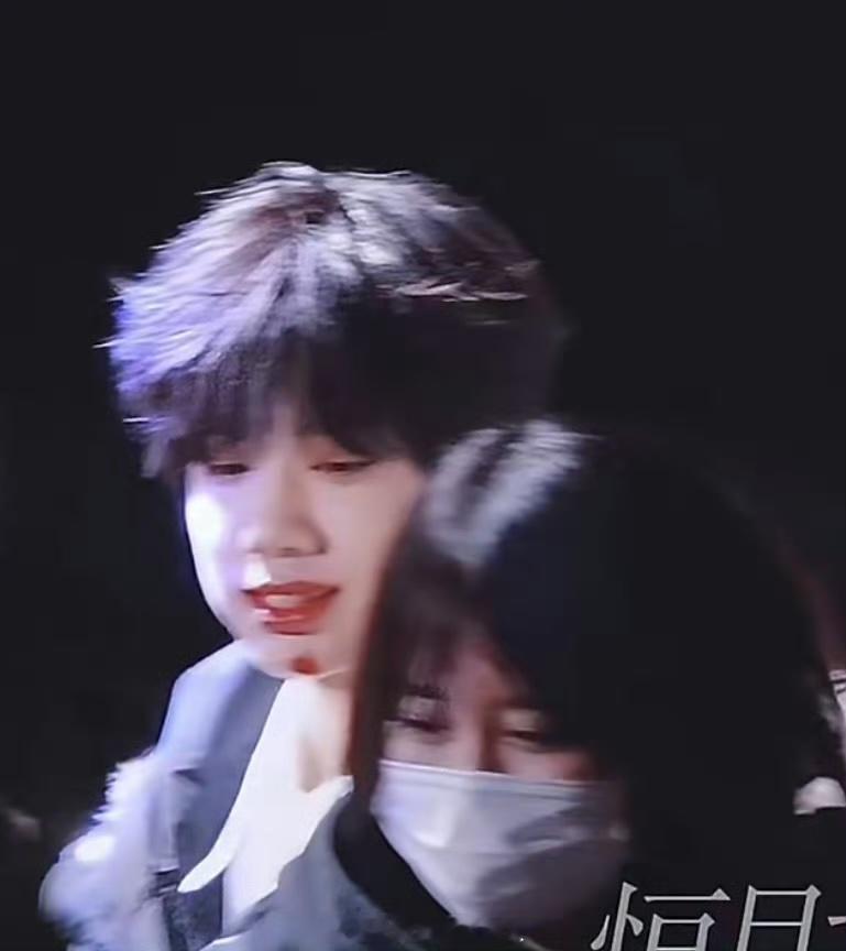 陈奕恒拍摄路透引发猜测，疑似受伤却无后续说明，希望公司重视粉丝关切，尽快回应✨陈