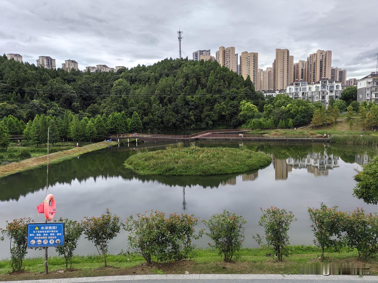 过往重在奋力逐梦，当下贵在守己安身。
人生最好的胜算，是身有康健，囊有余资，断纷