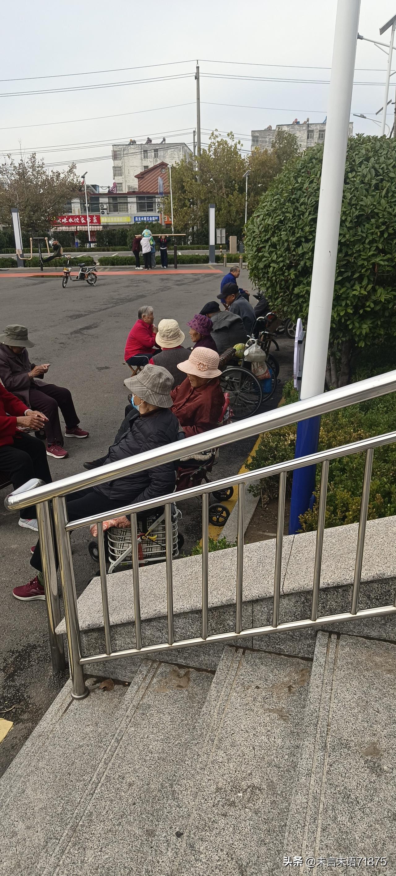 人到老了真的很可怜，就这样默默的各自坐在广场上，也不交流，也不说话。
不知道为什