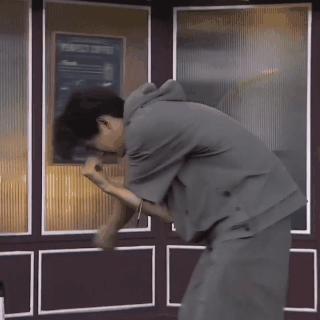 #姚琛用头写冠军# 直播间的趣味瞬间！姚琛在观看激情四溢的乒乓球赛事时，竟以头为