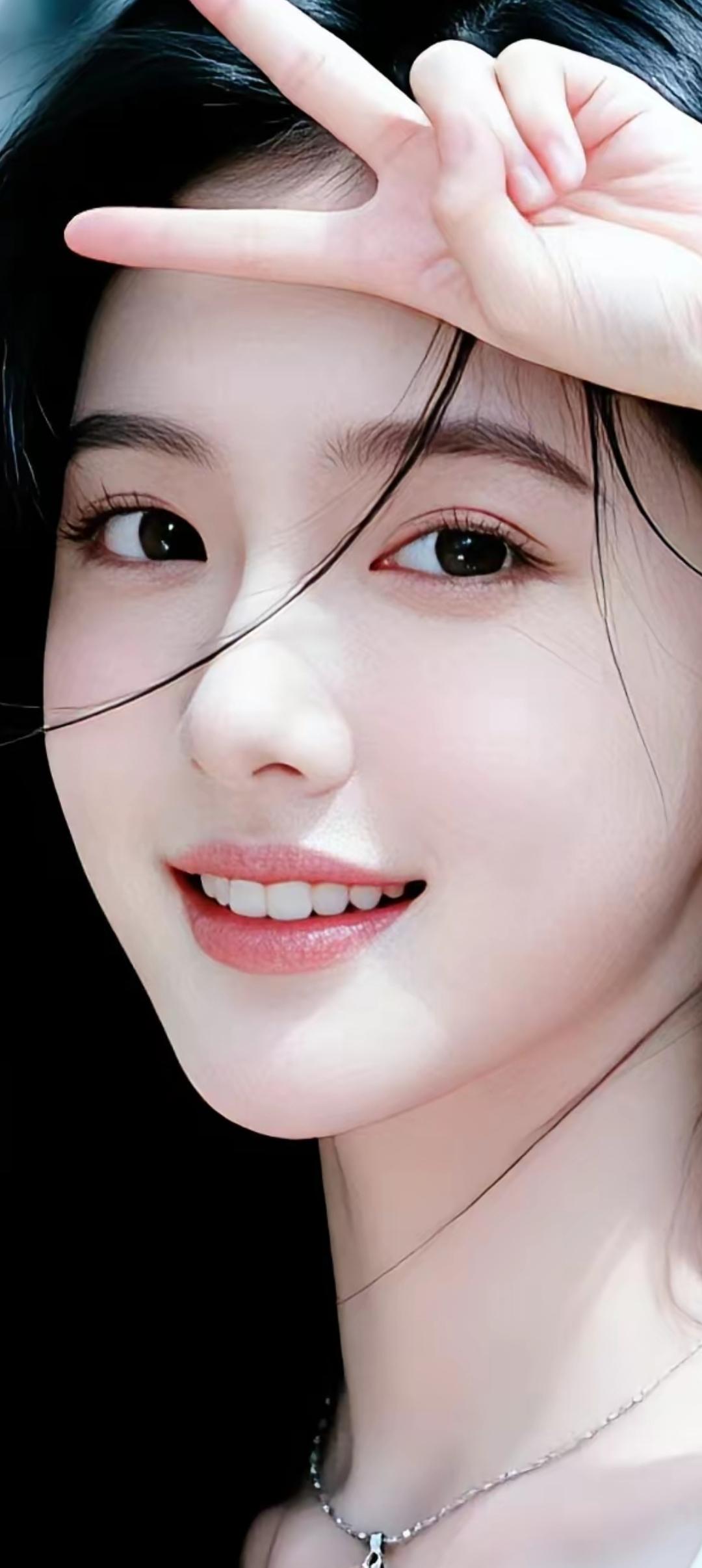 元气少女微笑，比个胜利手势，活力满满！😊👍