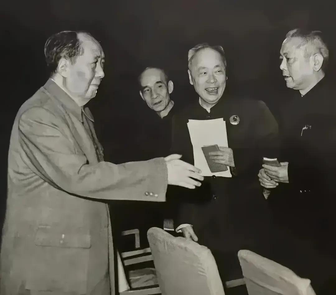“因为我们是为人民服务的，所以，我们如果有缺点就不怕别人批评。”