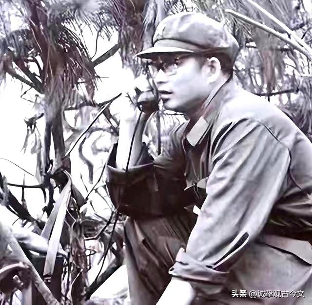 这张照片定格于1984年边境前线，记录了廖锡龙师长亲自指挥者阴山战斗的瞬间。他立