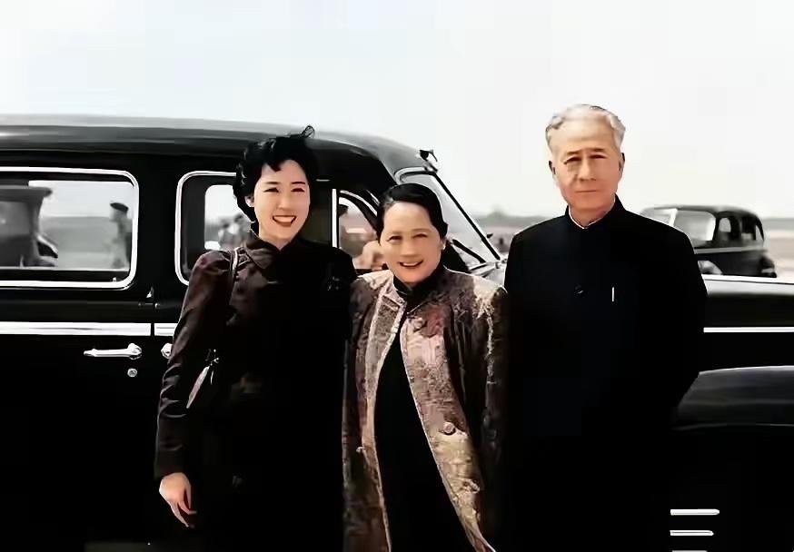 看一下这张老照片，这三位老前辈，你能认出来吗？我是一位也不认识[捂脸]