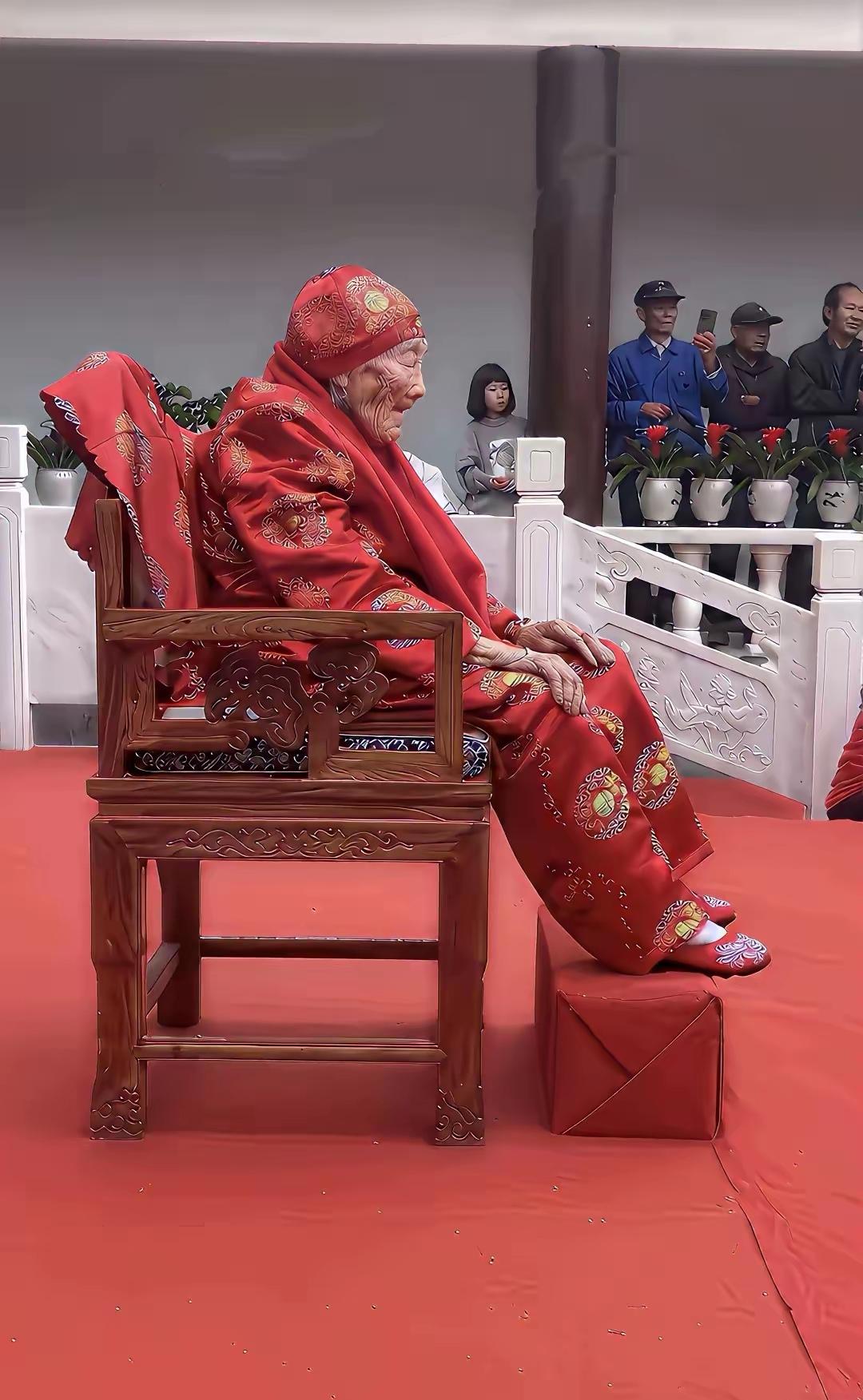 这是一家人为长寿老人过生日。老人长寿是个好事，家有一老，如有一宝。可是，过个生日