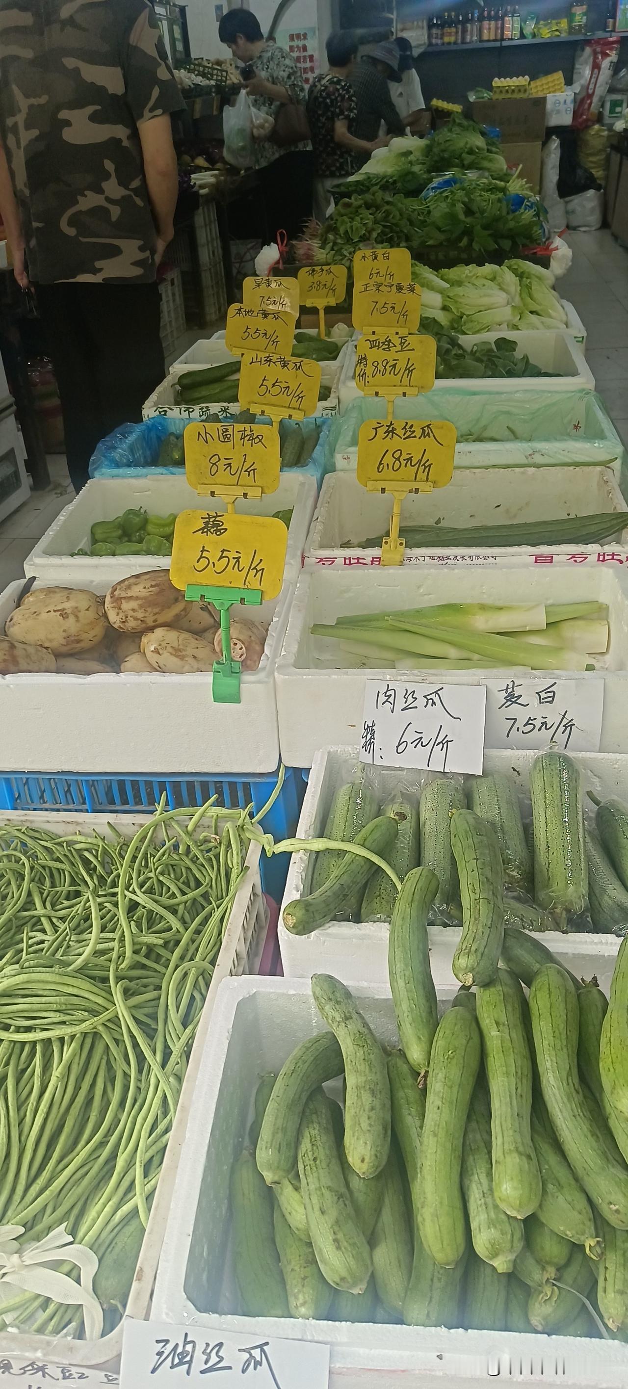 让你们看看上海老百姓小区门口的菜价吧！
这还不是超市里的菜价，这只是小区门口蔬菜