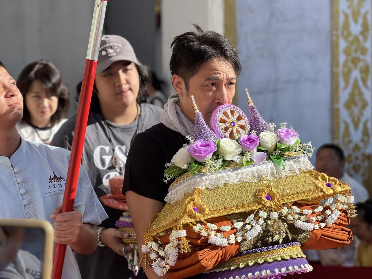 64岁吴镇宇和儿子费曼在西双版纳大金塔供奉祈福，父子俩穿着一身低调朴素的衣服，和