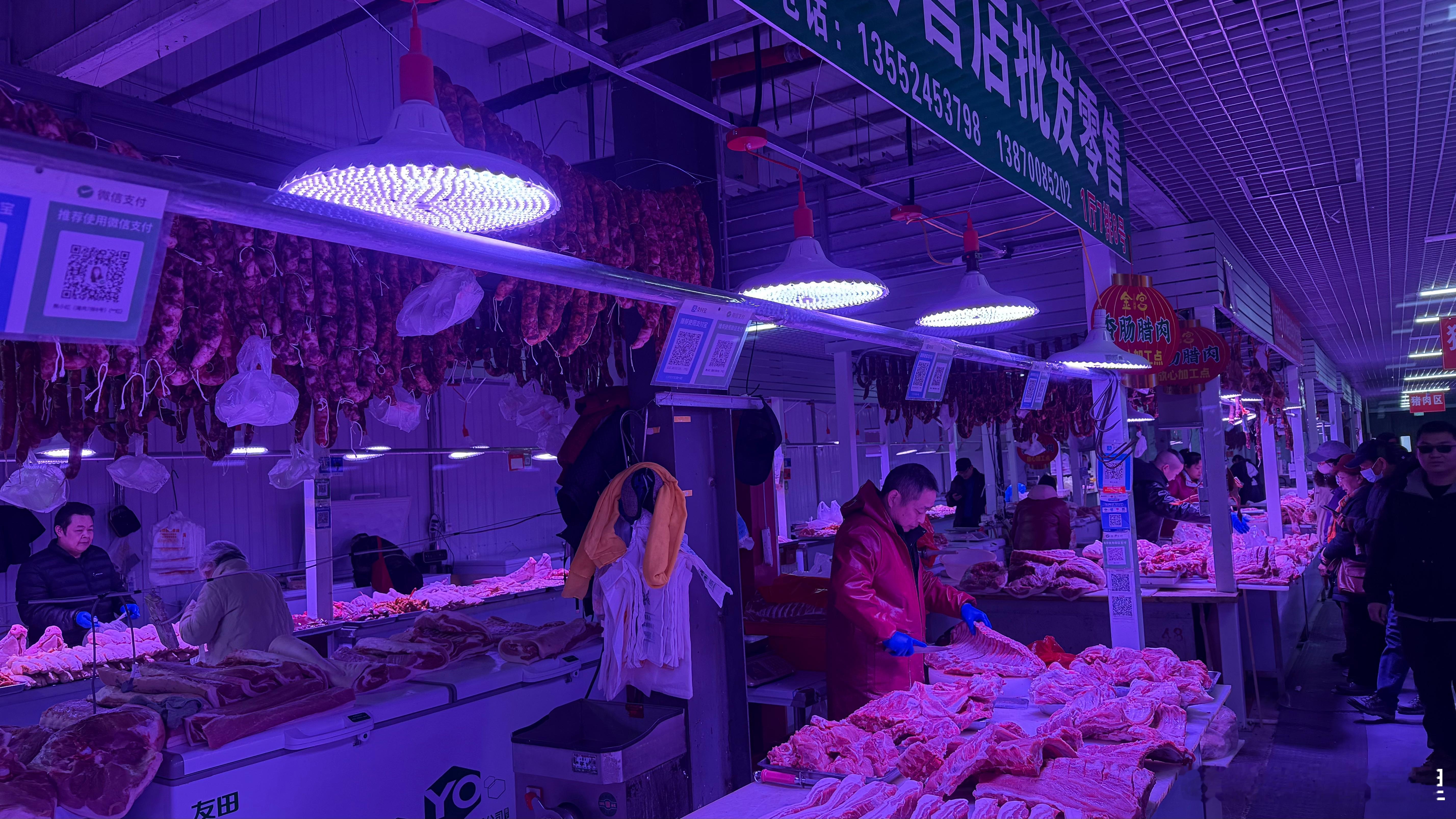 现在的菜市场都统一灯光了，不允许乱打光了，要还原食材的本色。那种靠打光美颜的时代