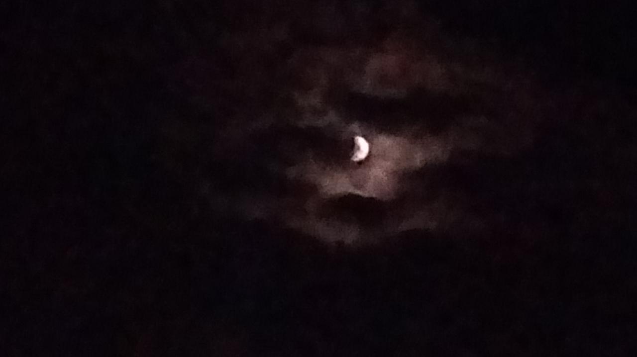 晚上随手拍的月亮🌙十五的月亮十六号，初七初八赏月牙。