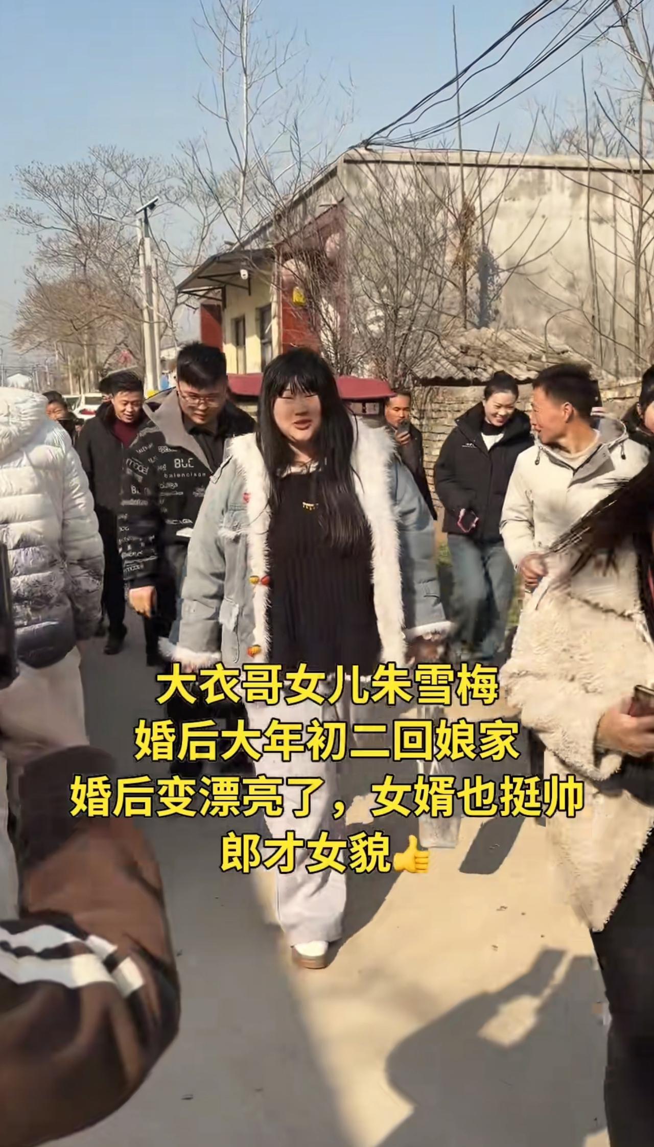 大衣哥女儿回家时被几十人追着拍。
密码锁都不敢用，怕被人拍了传网上。
被逼急了吼