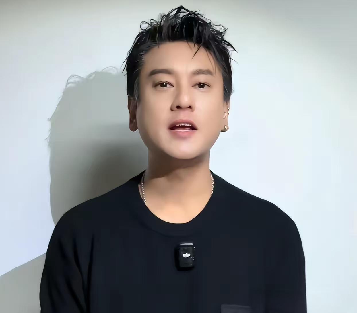 朱孝天你是真的不适合娱乐圈！
前两天才还举报阿信经纪公司勾结黄牛，
还说五月天演