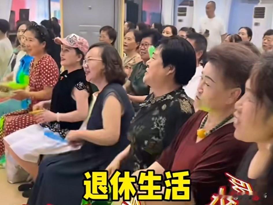 很多退休老人，天天没事可做，空闲时间多，很容易被一些打着免费领鸡蛋、送小礼品旗号