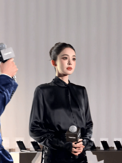 娜扎雕塑般的建模脸娜扎没戴任何配饰 内娱少有的顶级建模脸！娜扎不戴任何配饰依旧气