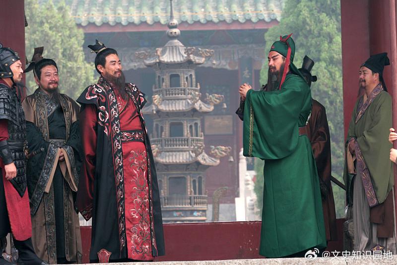 十八路诸侯浩浩荡荡杀向董卓，却在一个叫华雄的偏将面前栽了跟头。这人像开了挂一样，