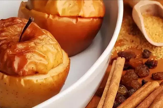 短视频爆火的烤苹果，这样做零失败还低卡，秋冬暖甜不胖人！
 
谁还没被短视频里的