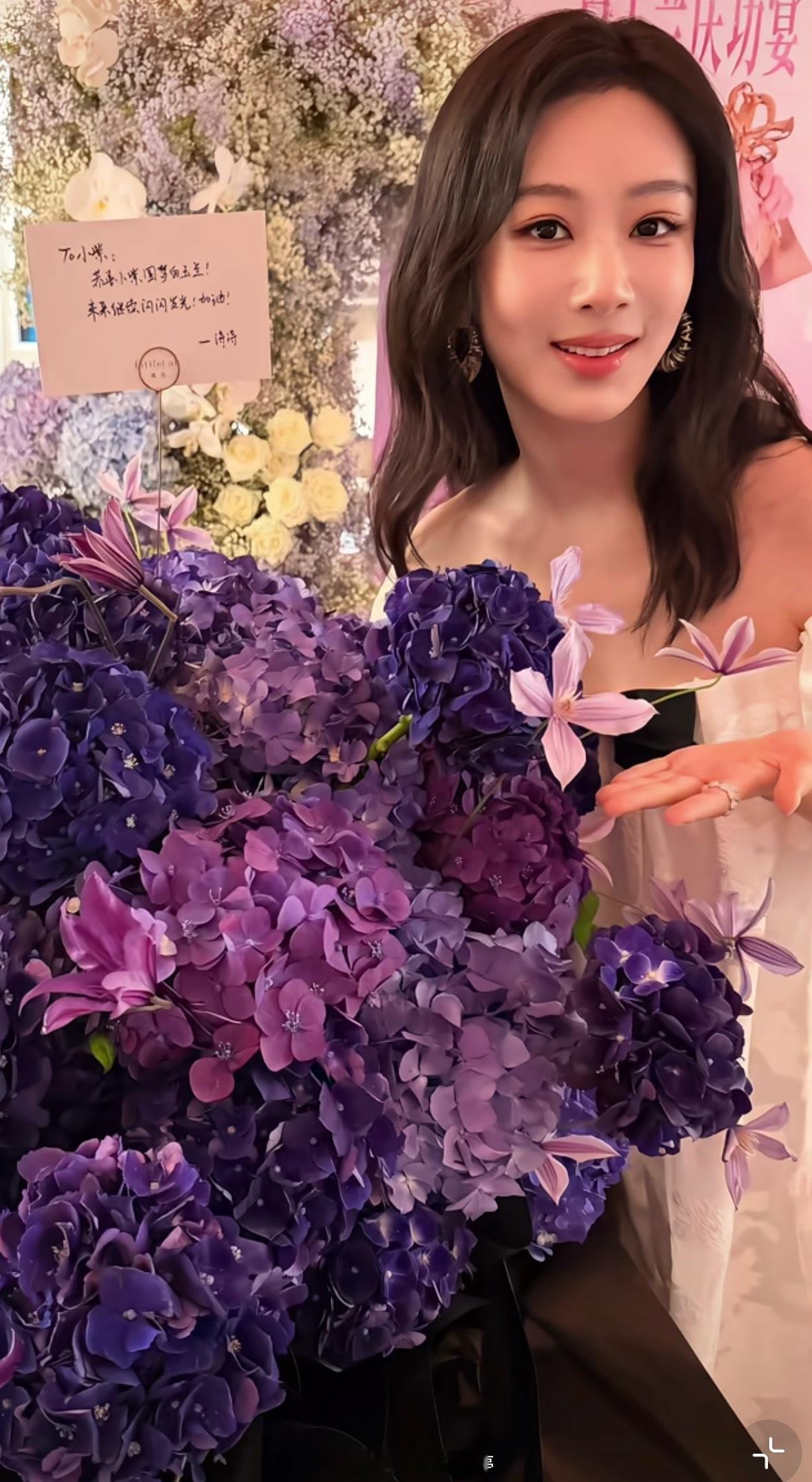 杨紫白玉兰获奖今日庆功宴啦，好多品牌都来祝贺了