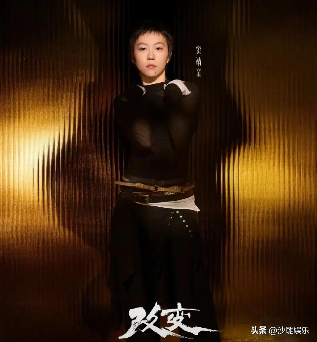 窦靖童，难掩激动！

7月25日，王菲女儿窦靖童突然冲上热搜！
起因竟是《歌手2