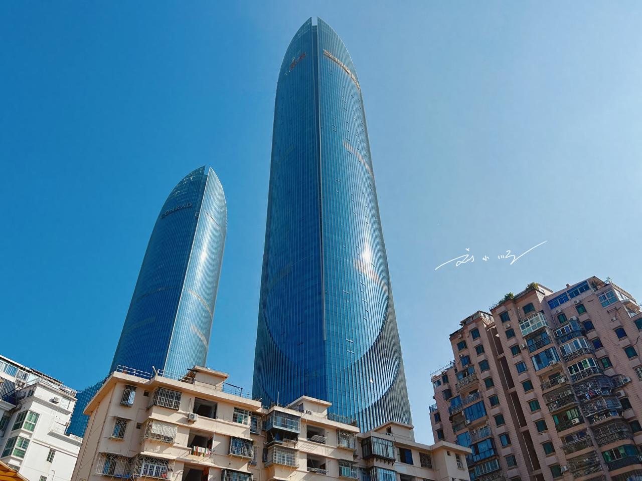 厦门地处福建东南沿海，是重要经济特区与知名海滨旅游城，每年吸引大量游客。提及厦门