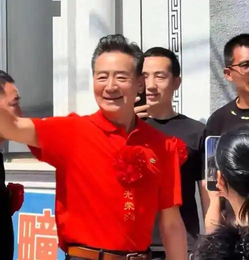 谁能想到！如今遍地翻车、人设崩塌的星二代圈子里，居然杀出一匹实打实的学霸黑马！9
