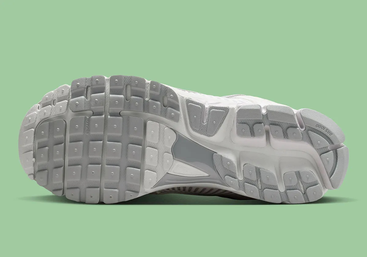 Nike Zoom Vomero 5 “Vast Grey” 加入帆布 