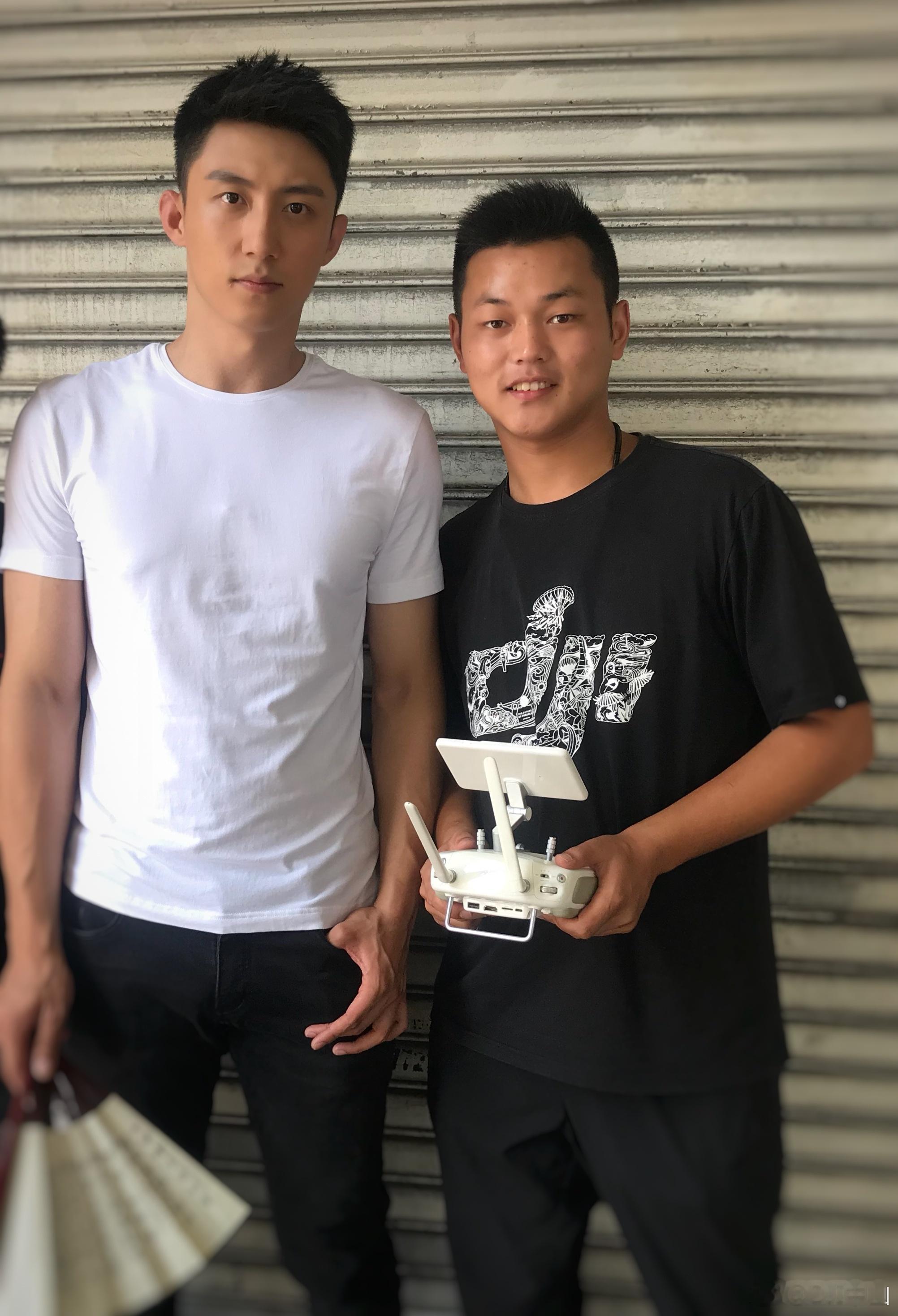 黄景瑜︱《破冰行动》︱片场随拍︱合影系列2018年5月6月在中山片场工作人员拍的