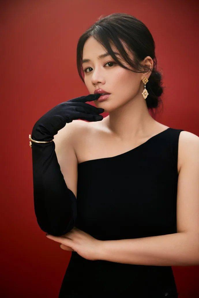 大影节女演员美得眼前一亮又一亮马思纯搭配了一袭斜肩黑色紧身礼服亮相第32届大学生