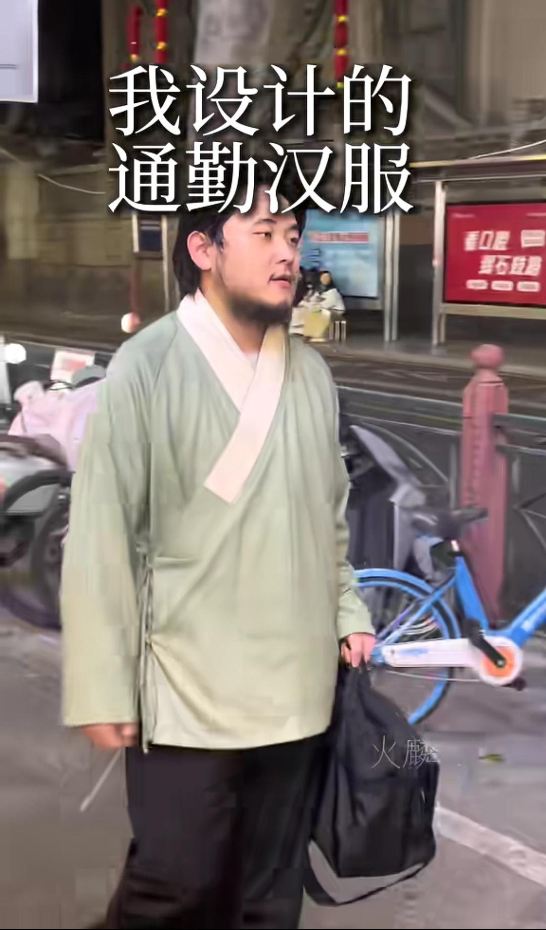 网友设计，孙大圣同款通勤汉服。
（如图所示）有网友根据孙大圣首次穿衣服的画面，突